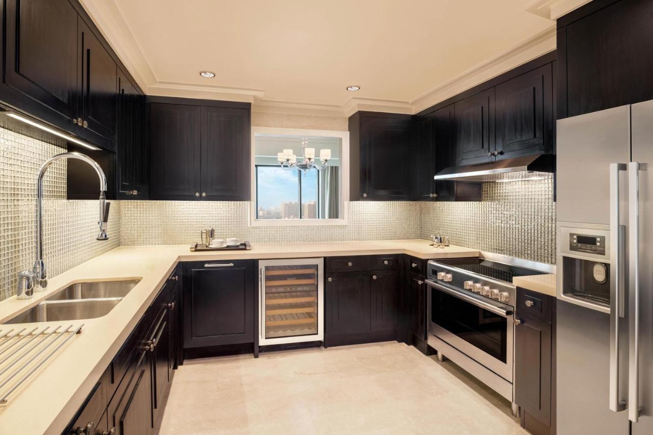 Hotel The St. Regis Il Cairo Esterno foto A modern U-shaped kitchen