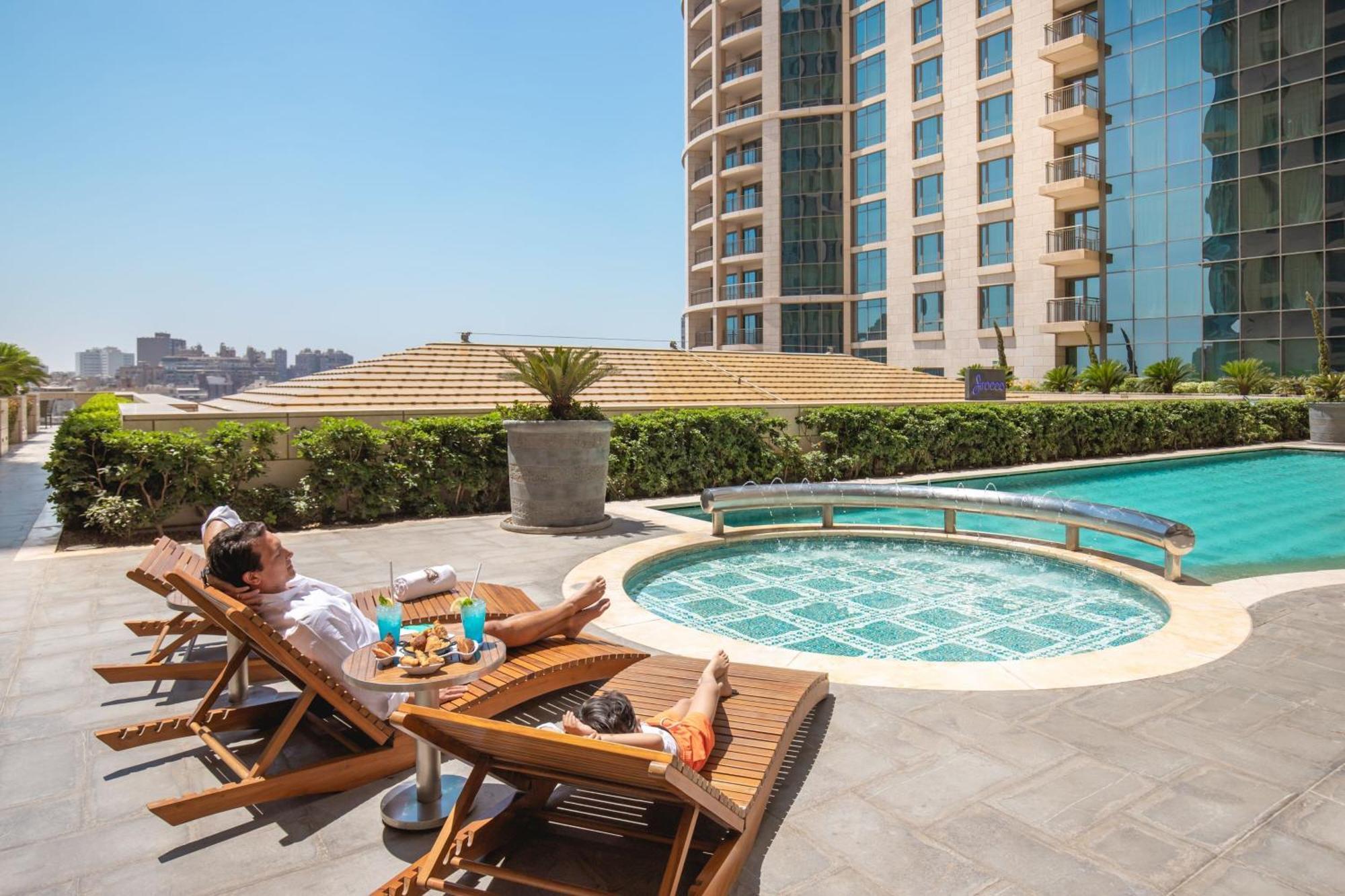 Hotel The St. Regis Il Cairo Esterno foto The swimming pool at the Ritz-Carlton, Dubai